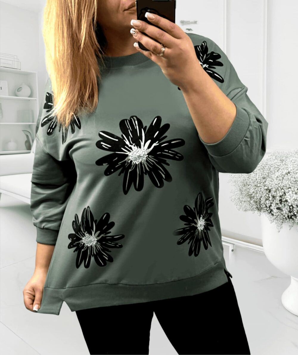 Plus size bavlnená mikina pre moletky v zelenom odtieni s čiernym kvetinovým vzorom a lesklým detailom