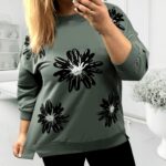Plus size bavlnená mikina pre moletky v zelenom odtieni s čiernym kvetinovým vzorom a lesklým detailom