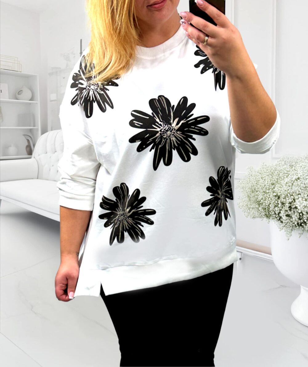 Plus size bavlnená mikina pre moletky s čiernym kvetinovým vzorom, lesklým detailom na potlači a bočnými rozparkami