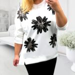 Plus size bavlnená mikina pre moletky s čiernym kvetinovým vzorom, lesklým detailom na potlači a bočnými rozparkami