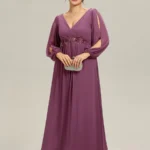 Plus size dlhé spoločenské šaty v slivkovej farbe s prekladaným výstrihom do V, čipkovým detailom pod prsiami, splývavou sukňou a dlhými šifónovými rukávmi s rozparkom, elegantný strih pre ženy s krivkami.