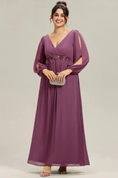 Plus size dlhé spoločenské šaty v slivkovej farbe s prekladaným výstrihom do V, čipkovým detailom pod prsiami, splývavou sukňou a dlhými šifónovými rukávmi s rozparkom, elegantný strih pre ženy s krivkami.