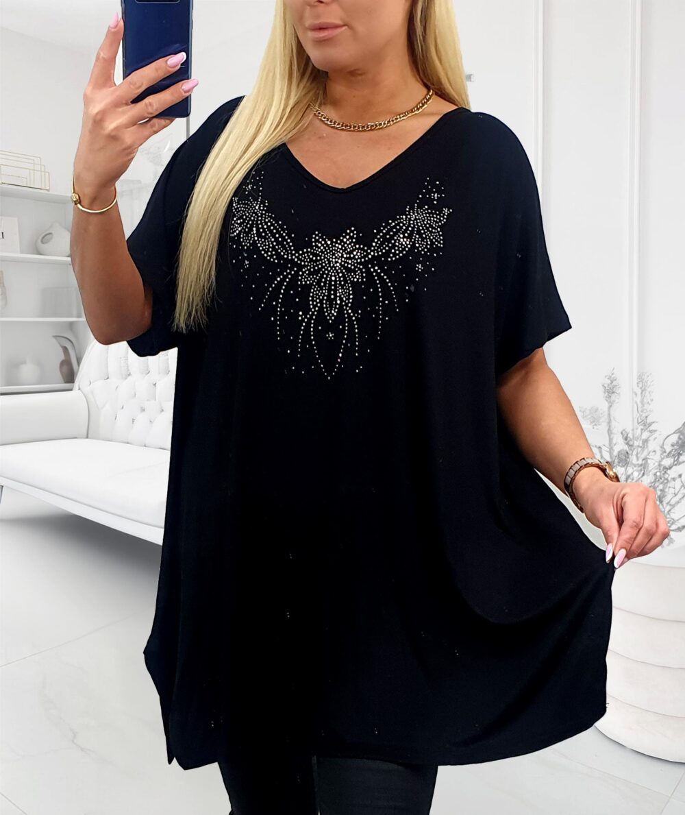 Nadmerná čierna tunika so striebornými kamienkami na hrudníku, s krátkymi rukávmi a s rozparkami na bokoch