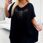 Nadmerná čierna tunika so striebornými kamienkami na hrudníku, s krátkymi rukávmi a s rozparkami na bokoch