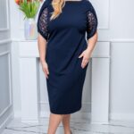 Plus size tmavomodré midi šaty s čipkovými rukávmi, loďkovým výstrihom a zadným rozparkom, dĺžka 108–112 cm.