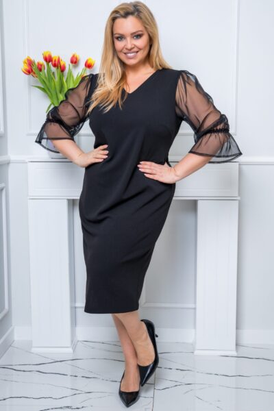 Plus size čierne šaty s tylovými rukávmi a výstrihom do V