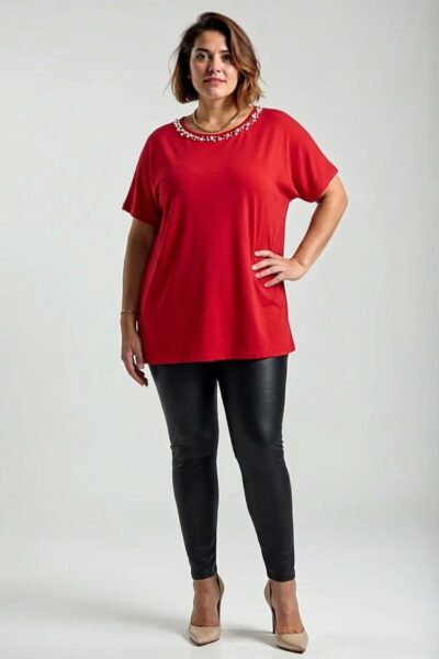 Plus size červený top s perlovým zdobením pri výstrihu