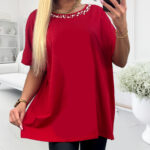 Plus size červený top s perlovým zdobením pri výstrihu