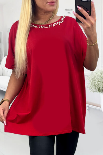 Plus size červený top s perlovým zdobením pri výstrihu