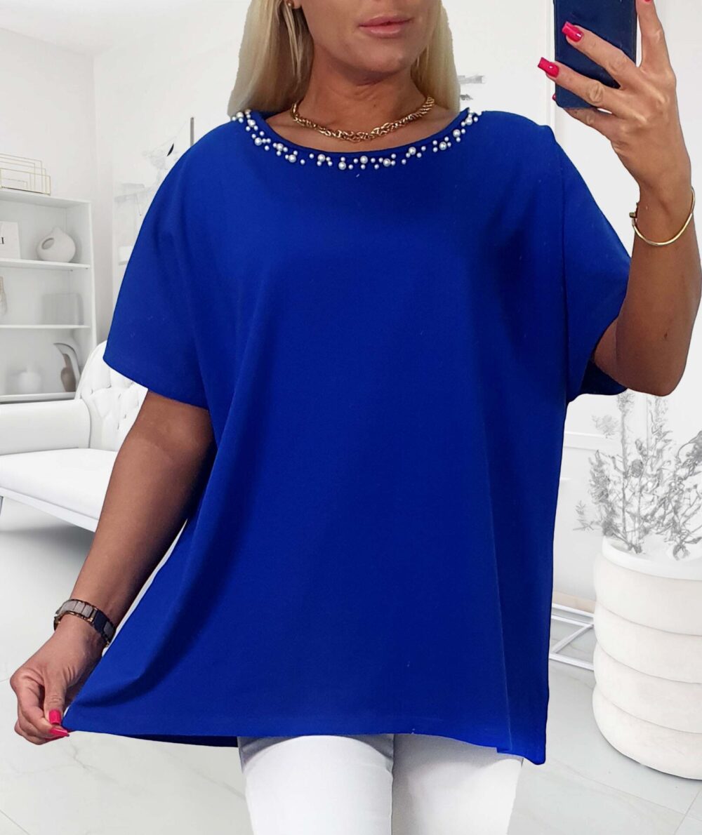 Plus size modrý top s perlovým zdobením pri výstrihu