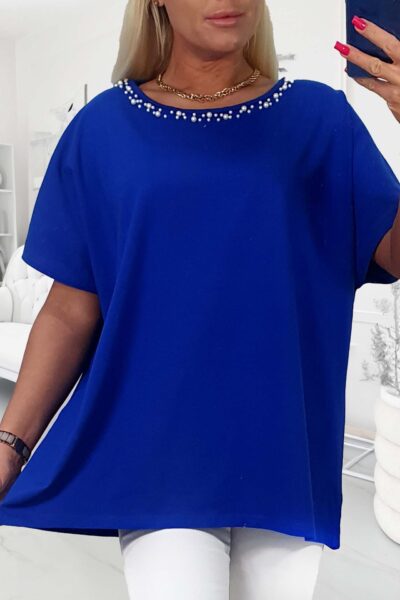Plus size modrý top s perlovým zdobením pri výstrihu