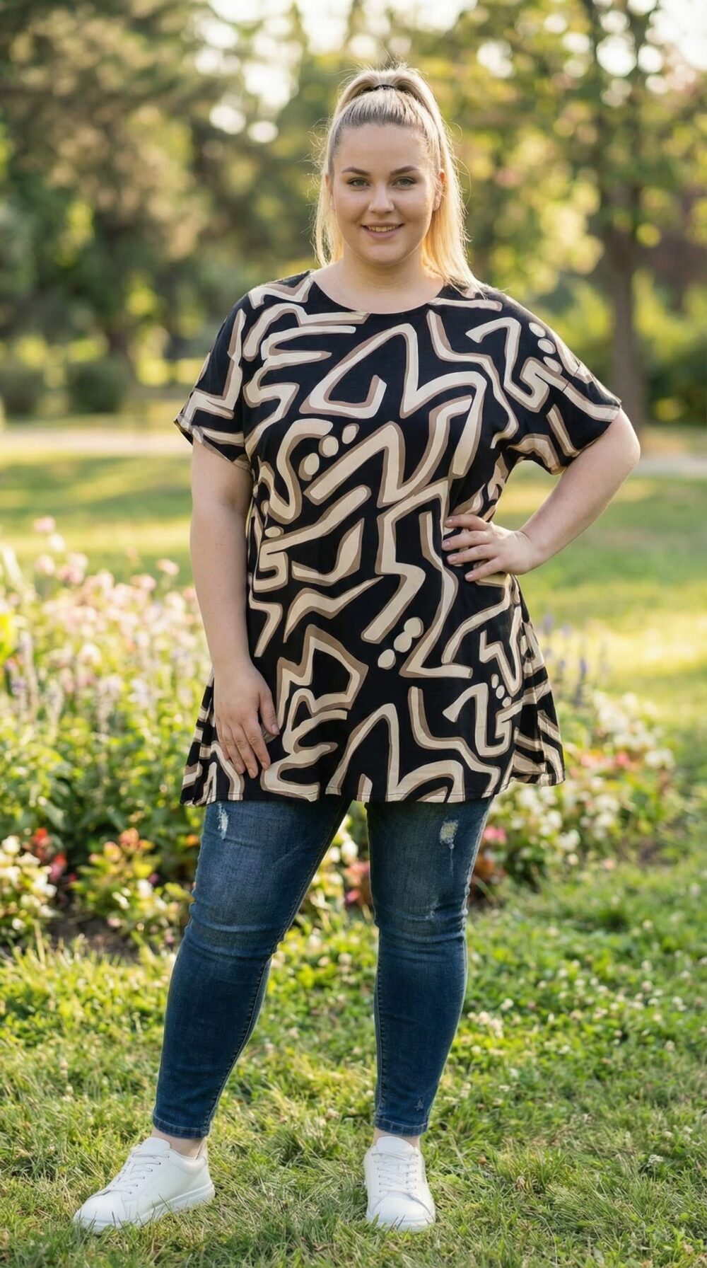 Plus size čierna tunika s abstraktným béžovým vzorom, krátkymi rukávmi a voľným strihom, dĺžka cca 84 cm.