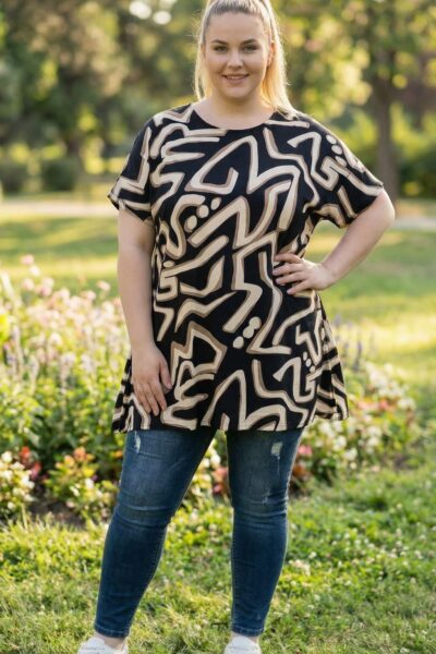 Plus size čierna tunika s abstraktným béžovým vzorom, krátkymi rukávmi a voľným strihom, dĺžka cca 84 cm.