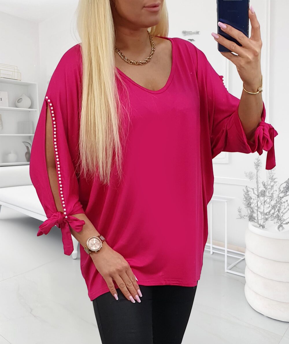 Plus size fuchsiová tunika s otvorenými rukávmi zdobenými perličkami, dĺžka 75 cm.