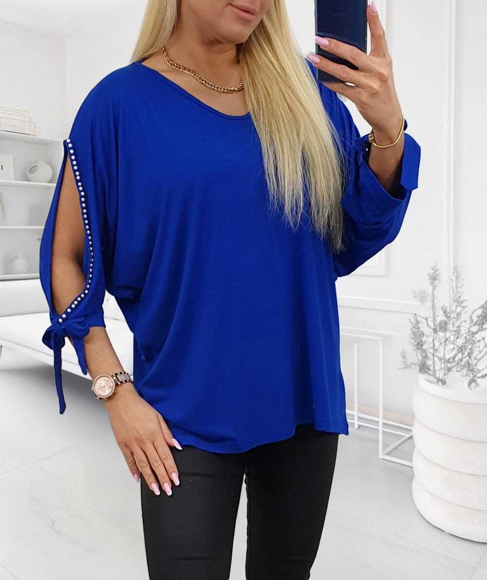 Plus size elastická tunika s rozstrihnutými rukávmi zdobenými perličkami v kráľovskej modrej farbe