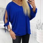 Plus size elastická tunika s rozstrihnutými rukávmi zdobenými perličkami v kráľovskej modrej farbe