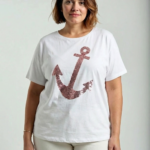 Plus size biele bavlnené tričko s ružovou flitrovanou kotvou