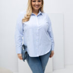 Modro-biela pruhovaná blúzka z oxfordskej bavlny pre moletky – elegantná plus size košeľa s klasickým golierom.