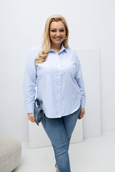 Modro-biela pruhovaná blúzka z oxfordskej bavlny pre moletky – elegantná plus size košeľa s klasickým golierom.