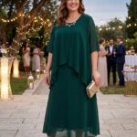 Spoločenské šifónové šaty s ozdobou okolo výstrihu a s pripevnenou pelerínkou tmavozelené