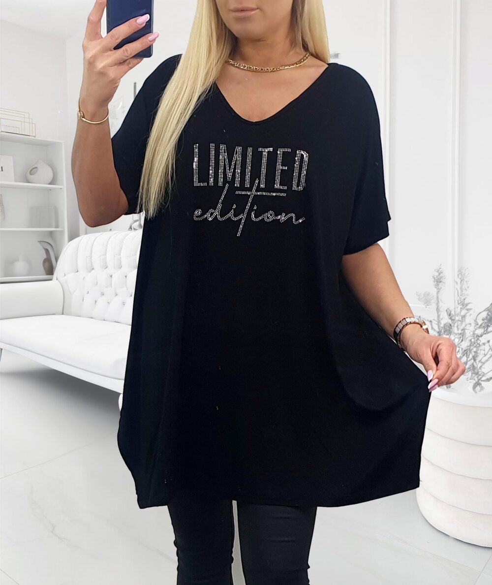 čierna plus size tunika s výstrihom do V a kamienkovým nápisom Limited edition