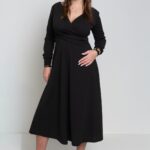 dlhé čierne plus size šaty s prekladaným výstrihom a rozšírenou sukňou