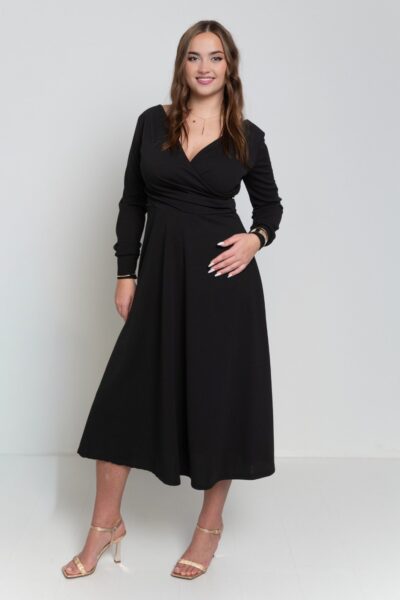 dlhé čierne plus size šaty s prekladaným výstrihom a rozšírenou sukňou