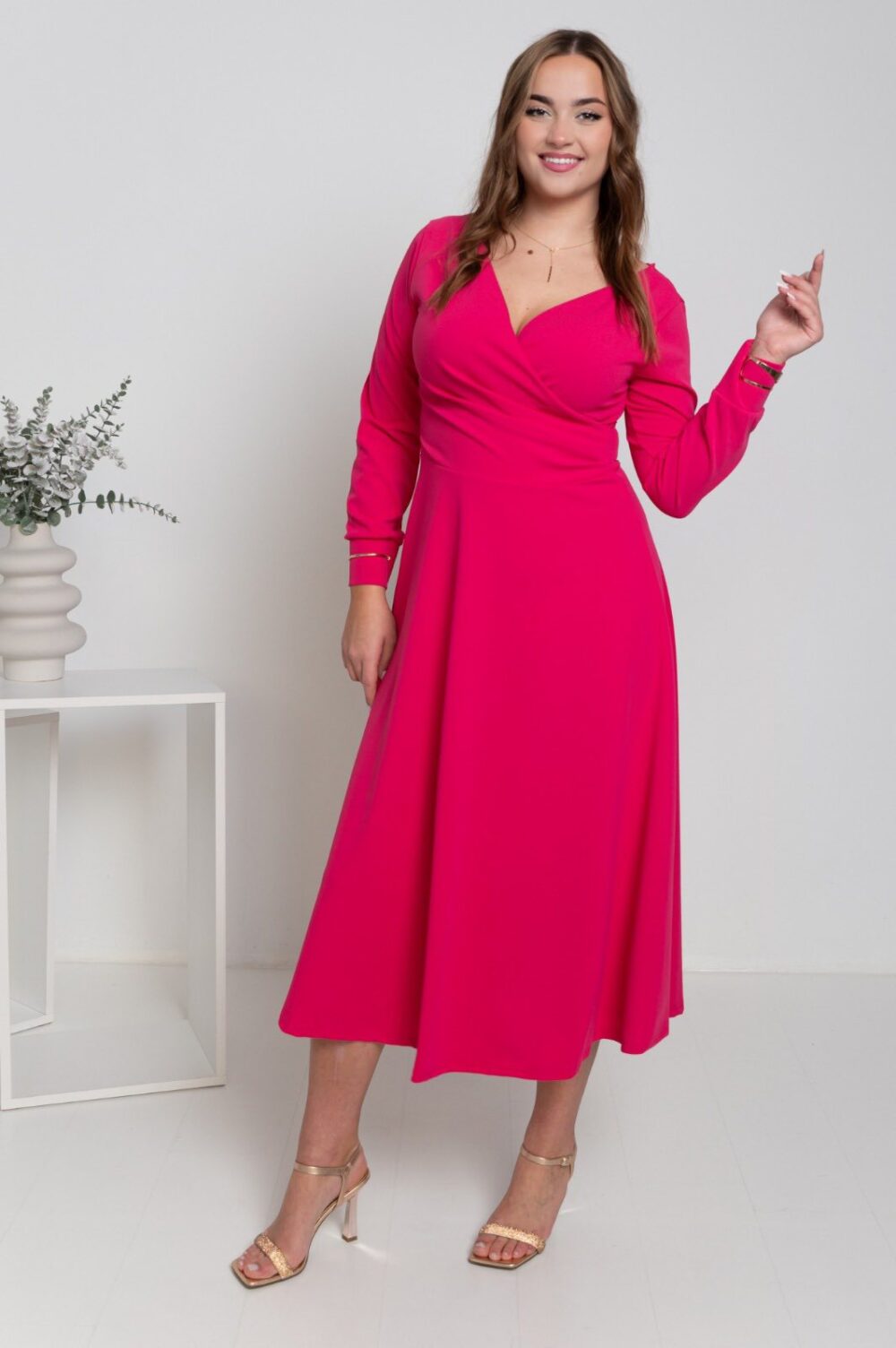 Elegantné plus size fuksiové midi šaty s prekladaným výstrihom a výstrihom do V na chrbte