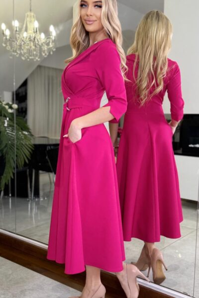 Malinové elegantné midi šaty s prekladaným vrchom, sakovým golierom a opaskom v páse.