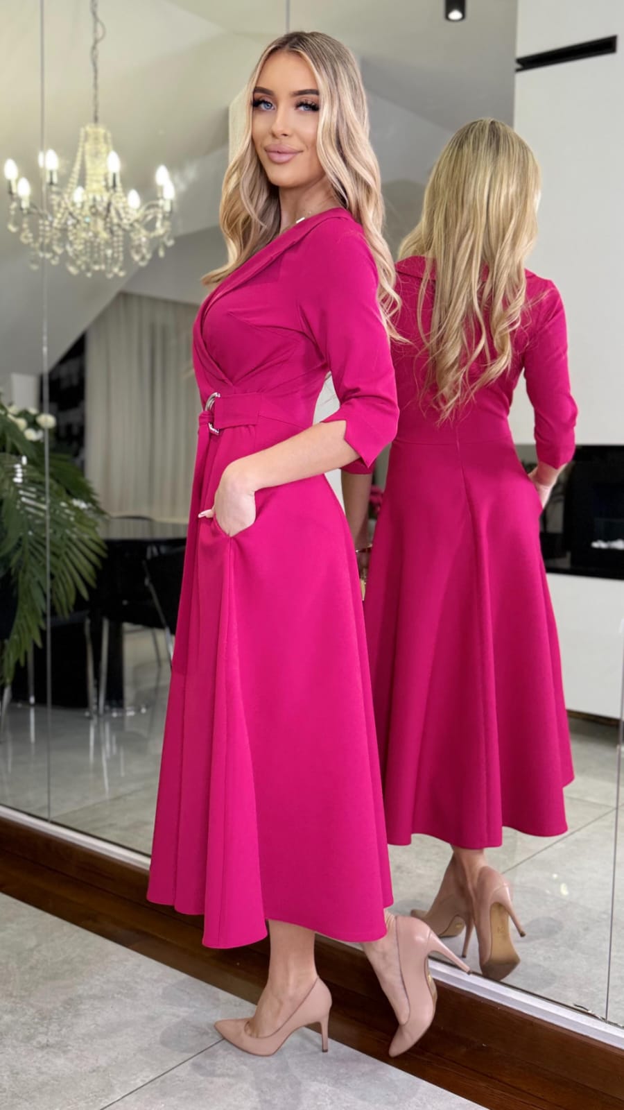 Malinové elegantné midi šaty s prekladaným vrchom, sakovým golierom a opaskom v páse.