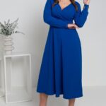 kráľovsky modré plus size šaty s prekladaným výstrihom a rozšírenou sukňou