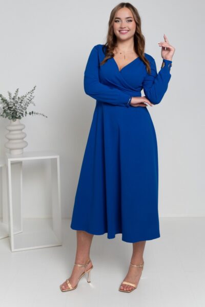 kráľovsky modré plus size šaty s prekladaným výstrihom a rozšírenou sukňou