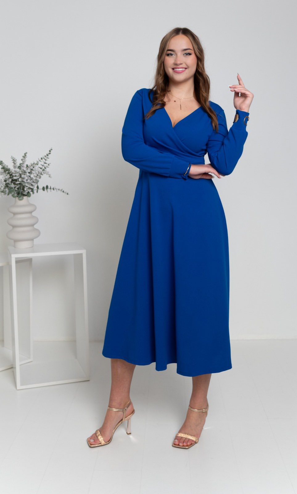 kráľovsky modré plus size šaty s prekladaným výstrihom a rozšírenou sukňou