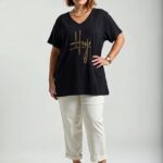 čierne dámske tričko s výstrihom do V a zlatým nápisom Hey, plus size.