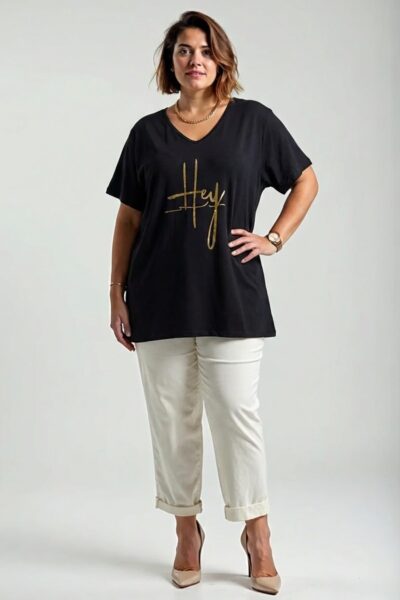 čierne dámske tričko s výstrihom do V a zlatým nápisom Hey, plus size.