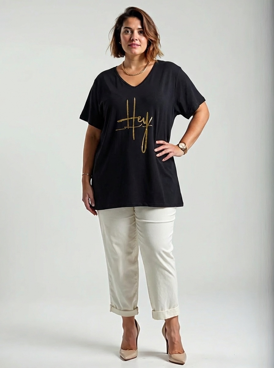 čierne dámske tričko s výstrihom do V a zlatým nápisom Hey, plus size.