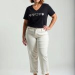 čierne plus size tričko so striebornými srdiečkami na prednej strane