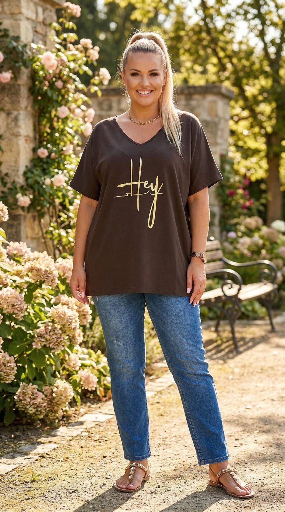 čokoládové dámske tričko s výstrihom do V a zlatým nápisom Hey, plus size.