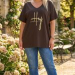 čokoládové dámske tričko s výstrihom do V a zlatým nápisom Hey, plus size.
