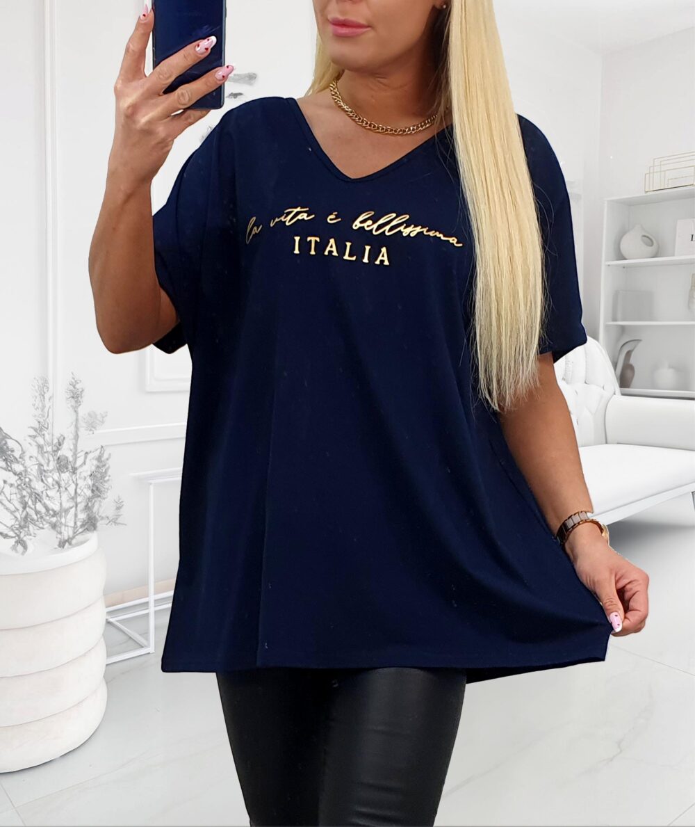 Tričko so zlatým nápisom v nadmernej veľkosti tmavomodré