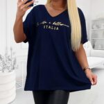 Tričko so zlatým nápisom v nadmernej veľkosti tmavomodré