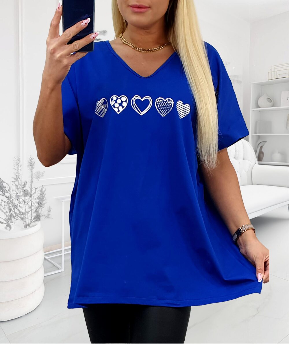 tricko-kralovska-modra-styri-srdcia Kráľovsky modré plus size tričko so striebornými srdiečkami na prednej strane