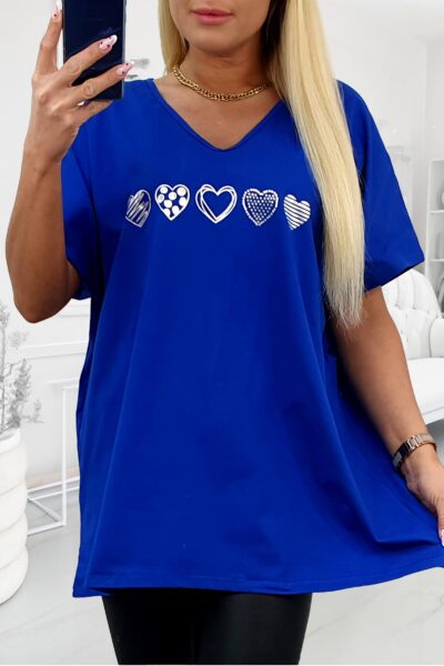Kráľovsky modré plus size tričko so striebornými srdiečkami na prednej strane