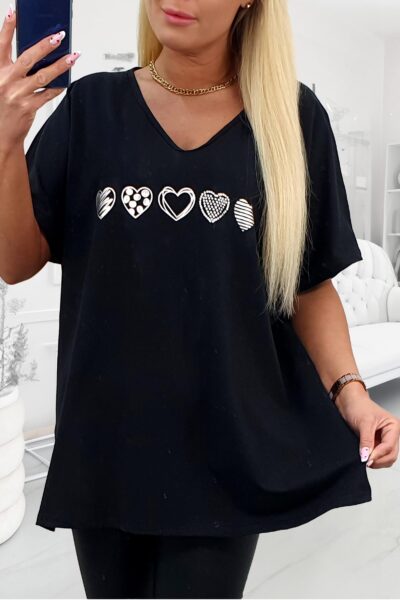 čierne plus size tričko so striebornými srdiečkami na prednej strane