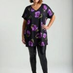 Plus size čierna tunika s veľkými fialovými kvetmi vpredu, výstrih do V, jednofarebná čierna zadná strana.