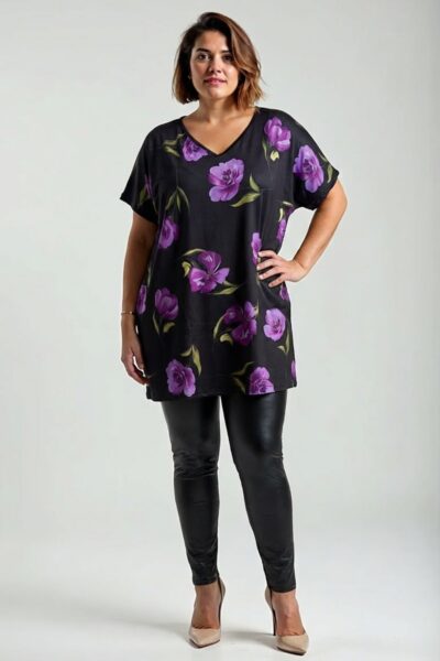 Plus size čierna tunika s veľkými fialovými kvetmi vpredu, výstrih do V, jednofarebná čierna zadná strana.