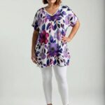 Plus size biela tunika s výraznými fialovými kvetmi vpredu, výstrih do V, jednofarebná biela zadná strana.