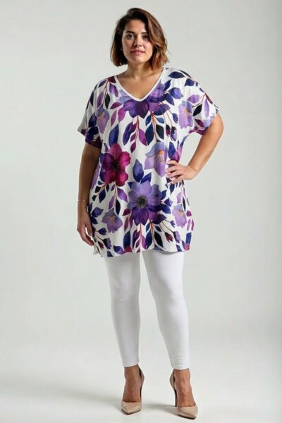 Plus size biela tunika s výraznými fialovými kvetmi vpredu, výstrih do V, jednofarebná biela zadná strana.