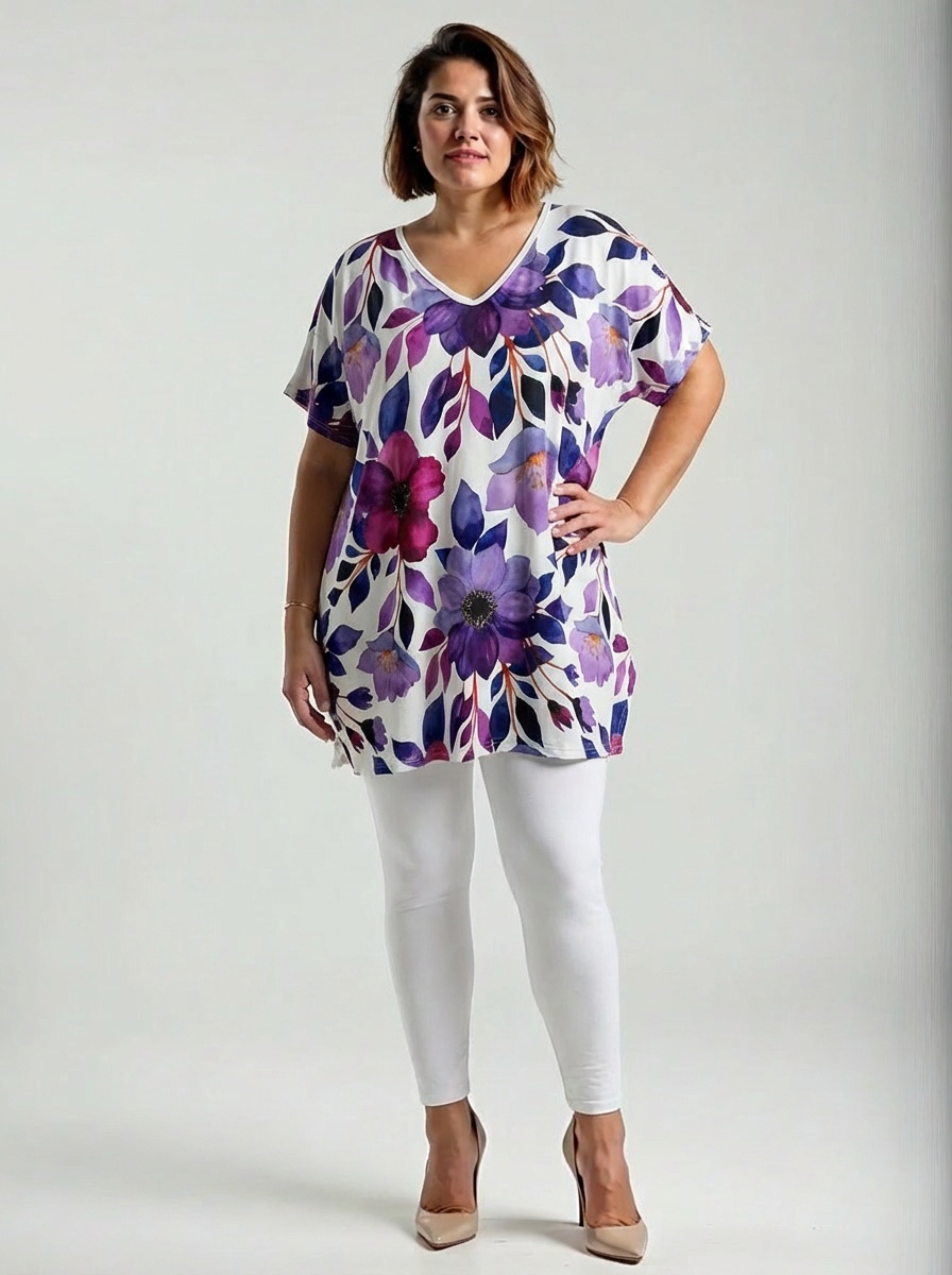 Plus size biela tunika s výraznými fialovými kvetmi vpredu, výstrih do V, jednofarebná biela zadná strana.