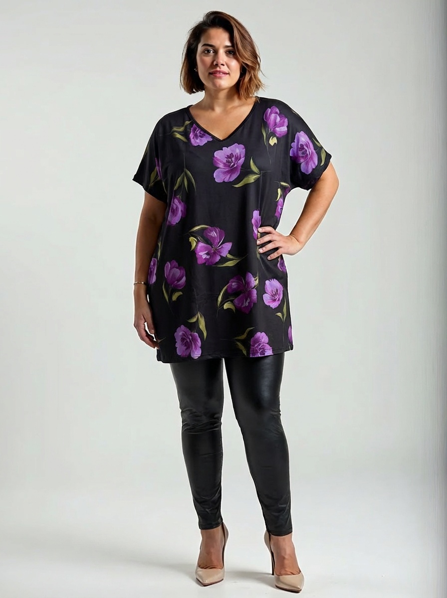 Plus size čierna tunika s veľkými fialovými kvetmi vpredu, výstrih do V, jednofarebná čierna zadná strana.